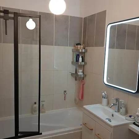 Apartment Charming T1 With Balcony In Hyeres